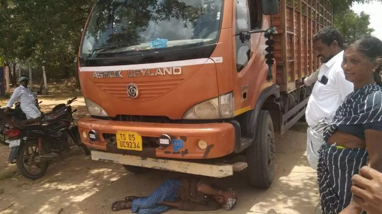 Farmers Lie Under Trucks in Protest at Pulikal Paddy Center: Demand Immediate Transport Amid Rain Threat
