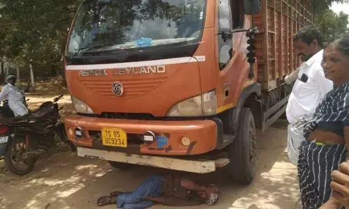 Farmers Lie Under Trucks in Protest at Pulikal Paddy Center: Demand Immediate Transport Amid Rain Threat