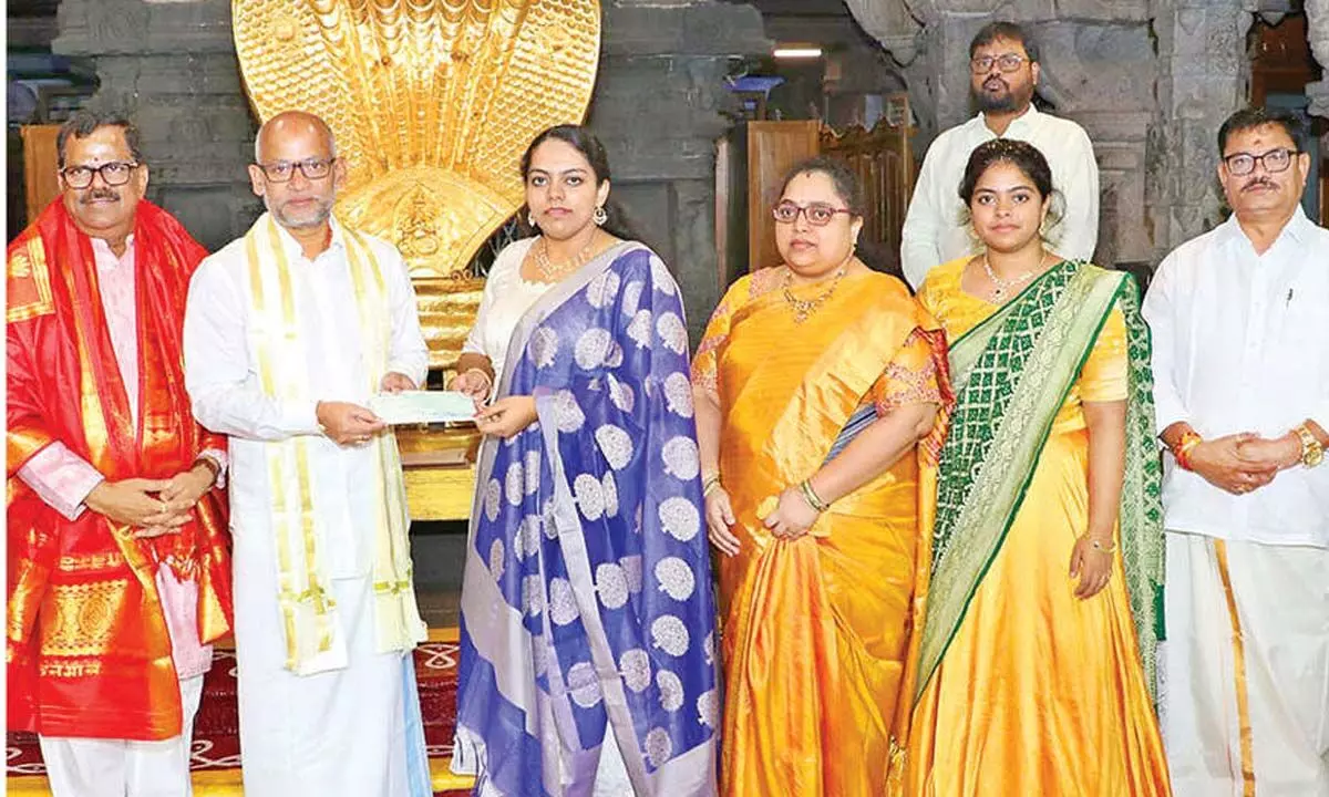 Rs 10 lakh donated to TTD Rs 10 lakh donated to TTD