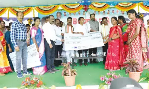 Jupally distributes Rs 15 cr aid to women’s groups