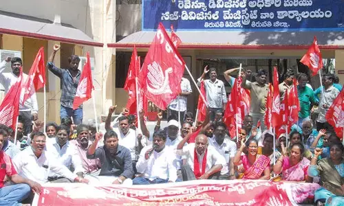 CPI stages dharna, demanding house sites to poor