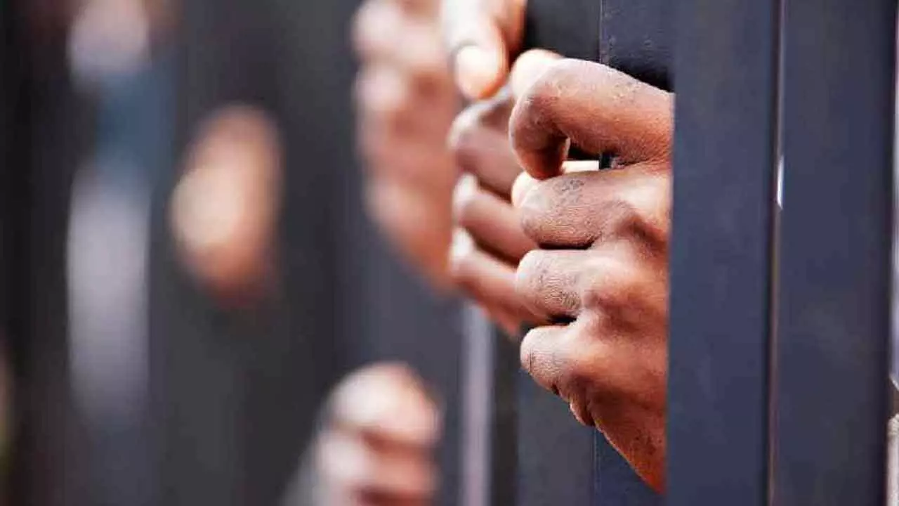 Mass prison break in Pak after quakes trigger chaos