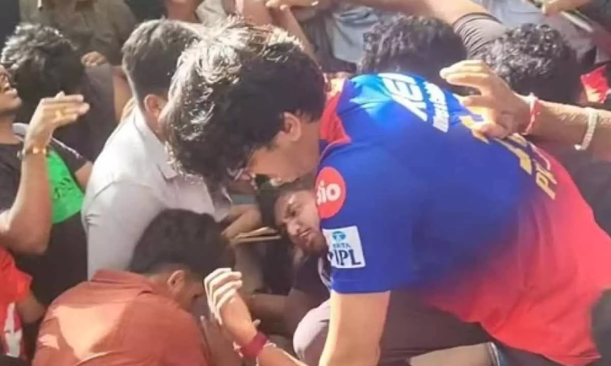 10 Dead, Over 20 Injured in Stampede During RCB Victory Celebrations in Bengaluru 10 Dead, Over 20 Injured in Stampede During RCB Victory Celebrations in Bengaluru