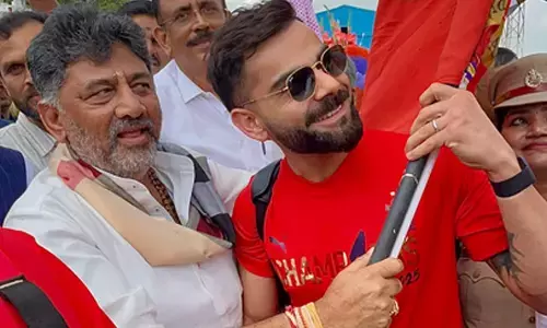 RCB team gets grand welcome at Bluru airport, Shivakumar gifts Kannada flag to Virat Kohli