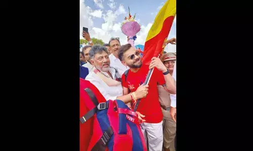 RCB team gets grand welcome: Shivakumar gifts Kannada flag to Virat Kohli