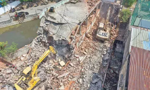 HYDRAA razes illegal bldgs near Patny Nala in Sec’bad