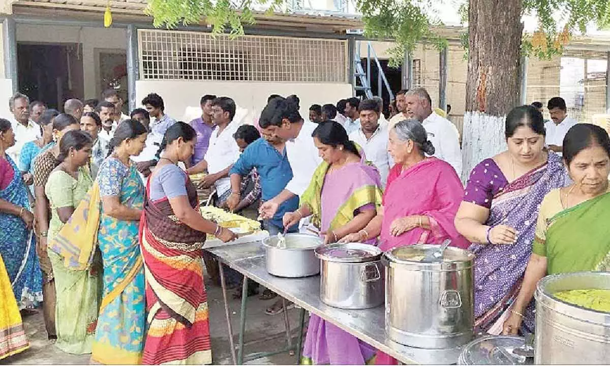 MLA Sunitha pays tribute to her father on his birth anniv MLA Sunitha pays tribute to her father on his birth anniv