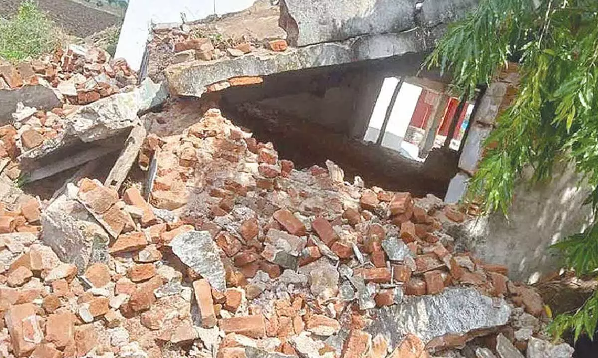 Four students hurt as school building collapses