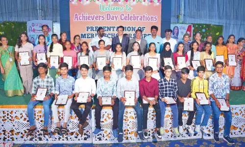 Sri Triveni School felicitates SSC toppers