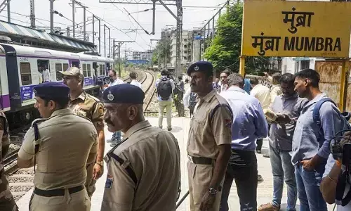 6 die after falling from local train in Mumbai