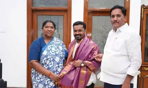 Seethakka felicitates Bojju Patel