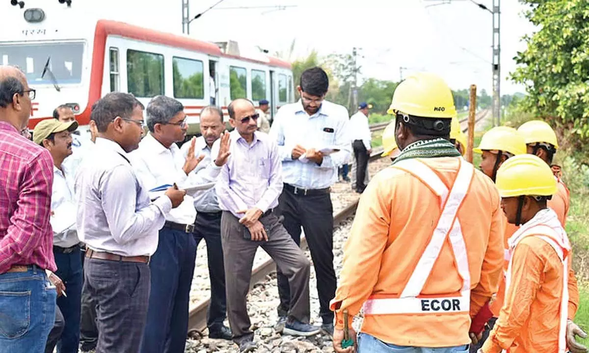 ECoR GM inspects section on Khurda Rd-Bolangir route