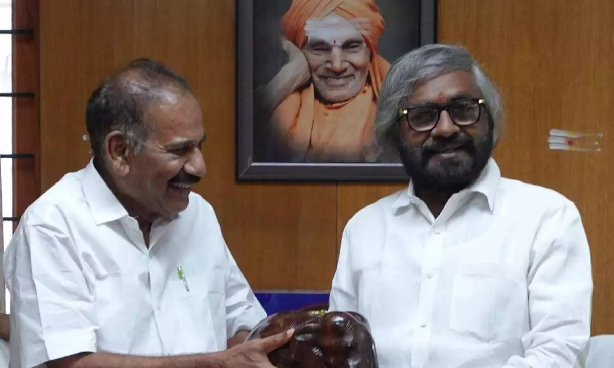 Eshwar Khandre - Kerala Forest Minister Saseendran Meet Eshwar Khandre - Kerala Forest Minister Saseendran Meet