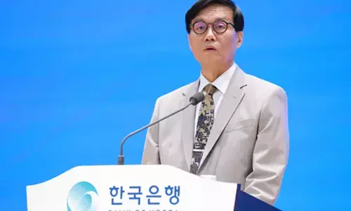 Economic stimulus needed, but overdependence could backfire: BOK chief