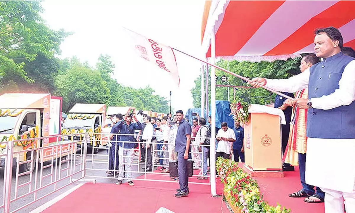 Majhi flags off ‘Vikas Vahan’