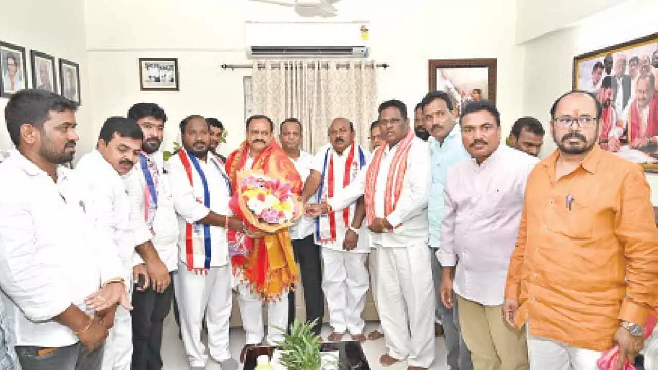 Cabinet Berths…Aspirants with followers knock at PCC chief’s doors in protest Cabinet Berths…Aspirants with followers knock at PCC chief’s doors in protest