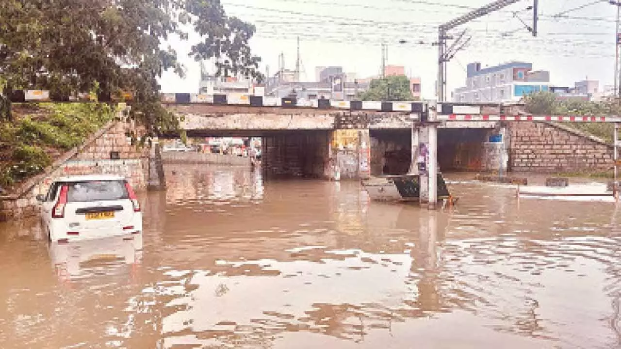 Heavy rains lash city; cause waterlogging in many areas Heavy rains lash city; cause waterlogging in many areas
