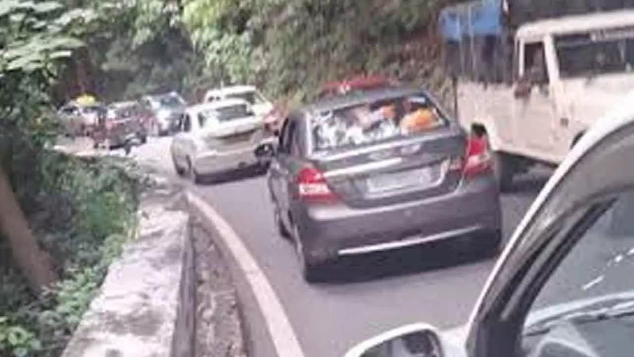 Traffic chaos grips Agumbe Ghat