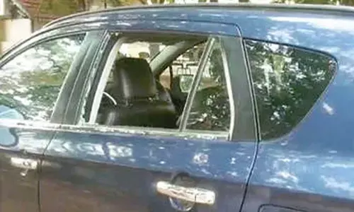 Rs 9 lakh stolen from car