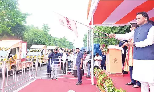 Majhi flags off ‘Vikas Vahan’