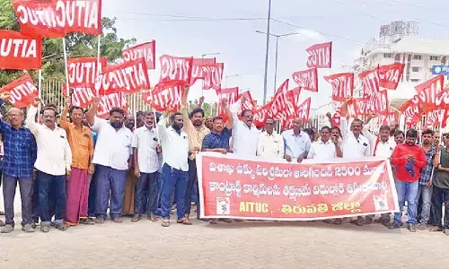 AITUC stages dharna against privatisation of VSP