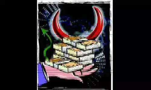 Conman dupes woman, hands over fake notes