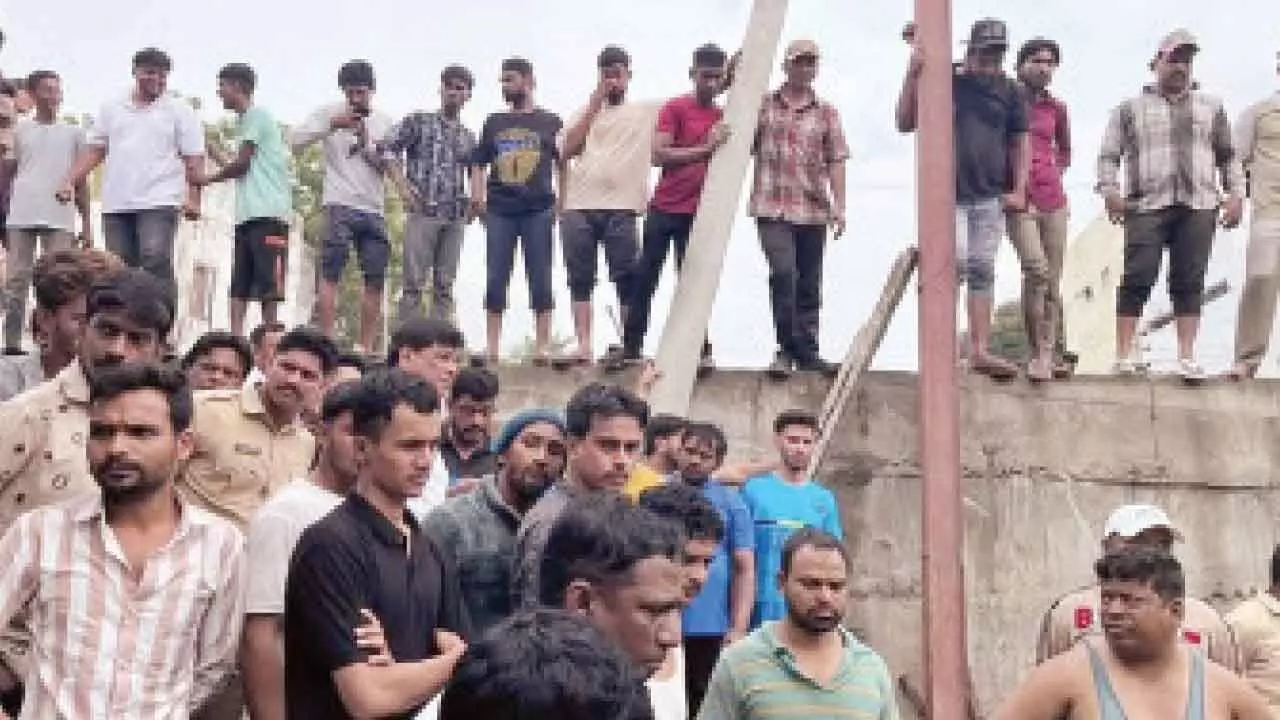 Angry locals clash with MIM workers in the presence of MLA Angry locals clash with MIM workers in the presence of MLA