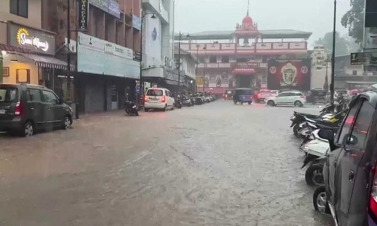 Torrential Rains Batter Mangaluru as IMD Issues Red Alert for Coastal Karnataka Torrential Rains Batter Mangaluru as IMD Issues Red Alert for Coastal Karnataka