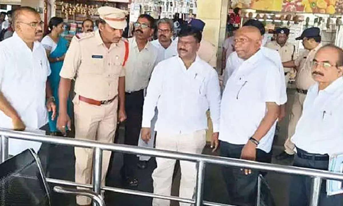 Zonal chief inspects Kurnool RTC bus stand Zonal chief inspects Kurnool RTC bus stand