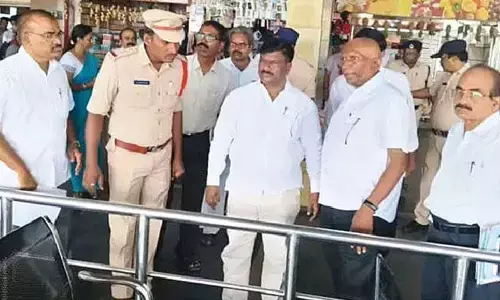 Zonal chief inspects Kurnool RTC bus stand