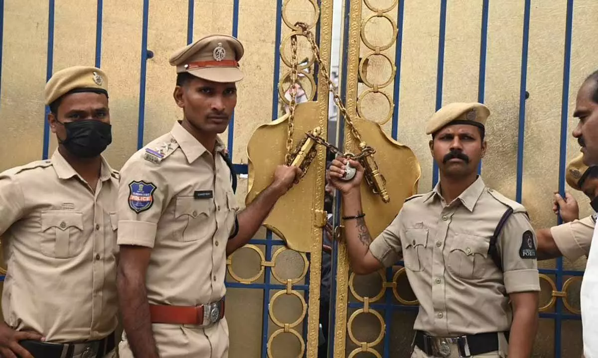 Tension prevailed at Telangana Bhavan as police lock Telangana Bhavan Tension prevailed at Telangana Bhavan as police lock Telangana Bhavan