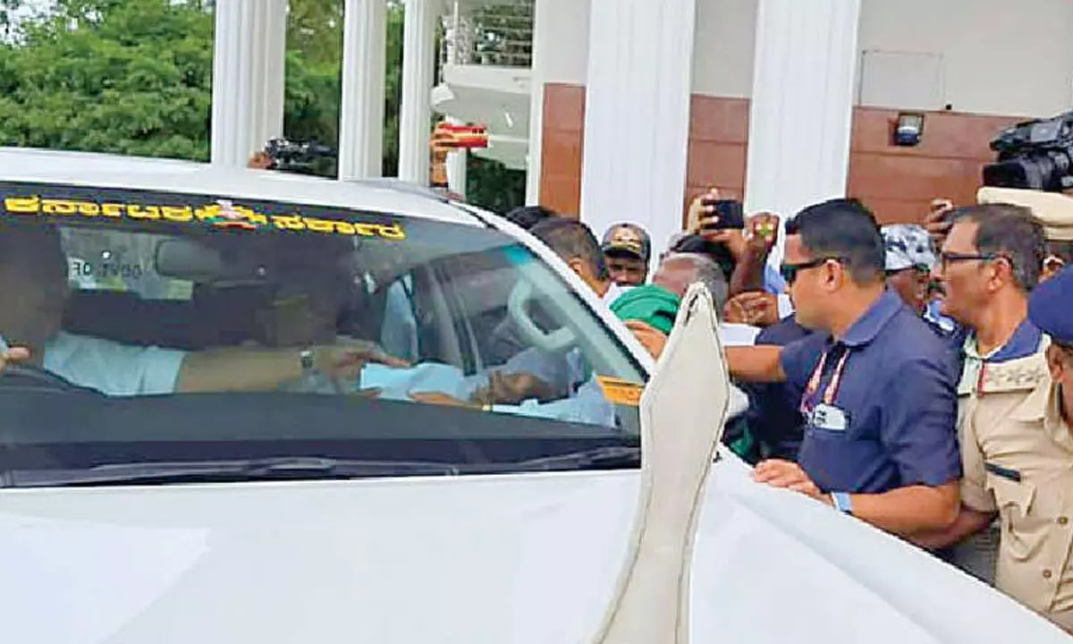 Farmers block CM’s car over police excesses