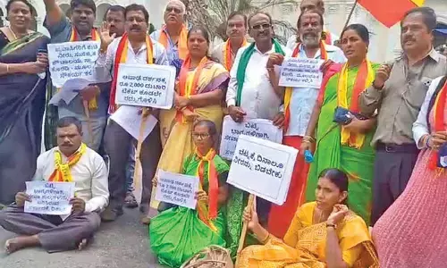 Protest against Rs 2,000 special darshan ticket at Chamundi Hills