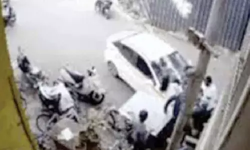 Drunk man rams car into divider near LNJP Hospital