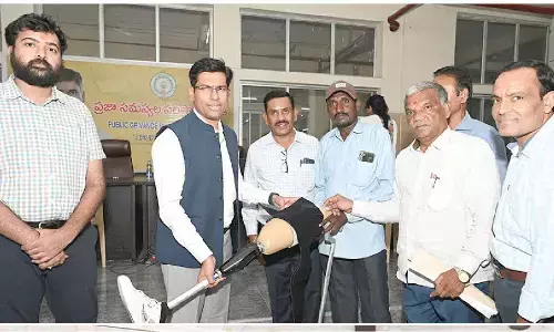 Hydraulic knee joint provided to differently-abled man under MP-LADS