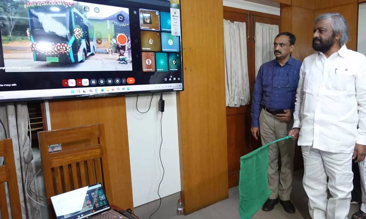 India’s First Electric Safari Bus Launched at Bannerghatta: Minister Eshwar Khandre India’s First Electric Safari Bus Launched at Bannerghatta: Minister Eshwar Khandre