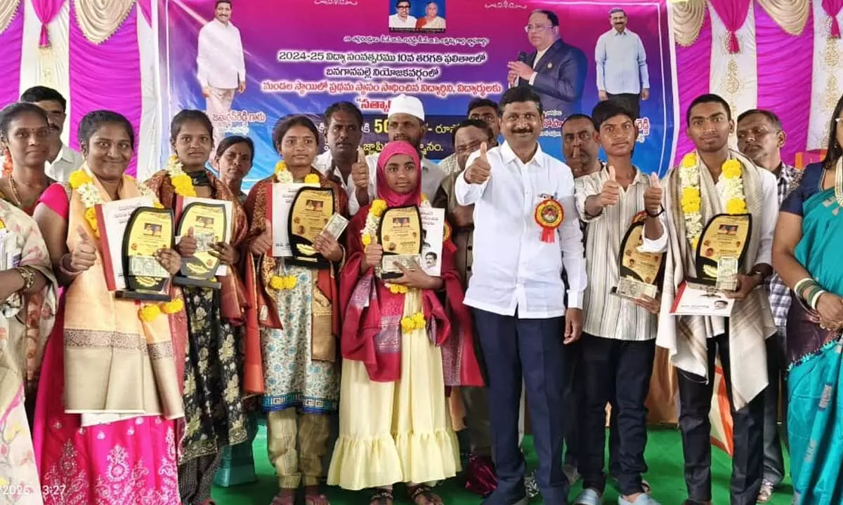 BC Raja Reddy presents merit scholarships to tenth grade toppers, Urges students to aspire for greatness BC Raja Reddy presents merit scholarships to tenth grade toppers, Urges students to aspire for greatness