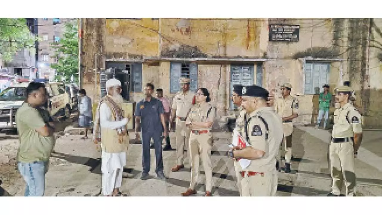 Police conduct cordon and search operations in Begumpet Police conduct cordon and search operations in Begumpet