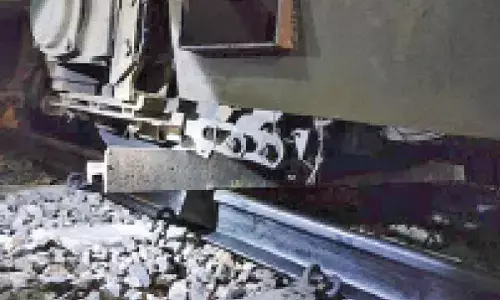 Narrow escape for HC judges as Yercaud Exp hits iron rod