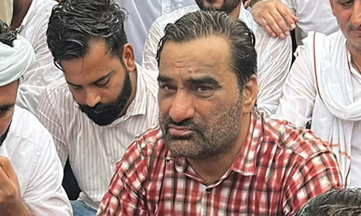 Rajasthan: Hanuman Beniwal stages dharna in rain over doctor’s suicide case Rajasthan: Hanuman Beniwal stages dharna in rain over doctor’s suicide case