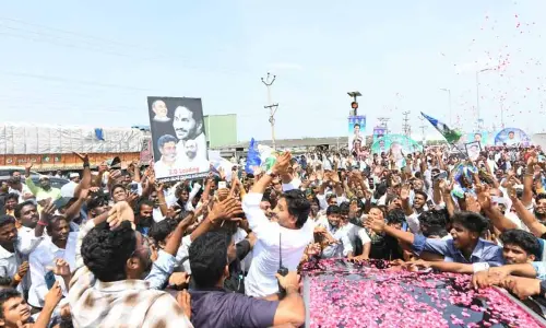 Man who displayed placard with violent threats arrested