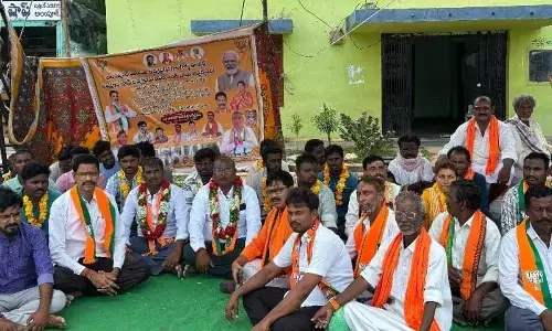 “State Neglects, Centre Delivers” — BJP Stages Protest in Alampur Over Road Woes and Flood Victim Neglect