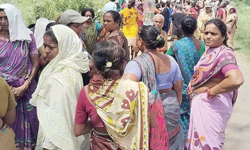 Villagers obstruct irrigation project works in Saripalli