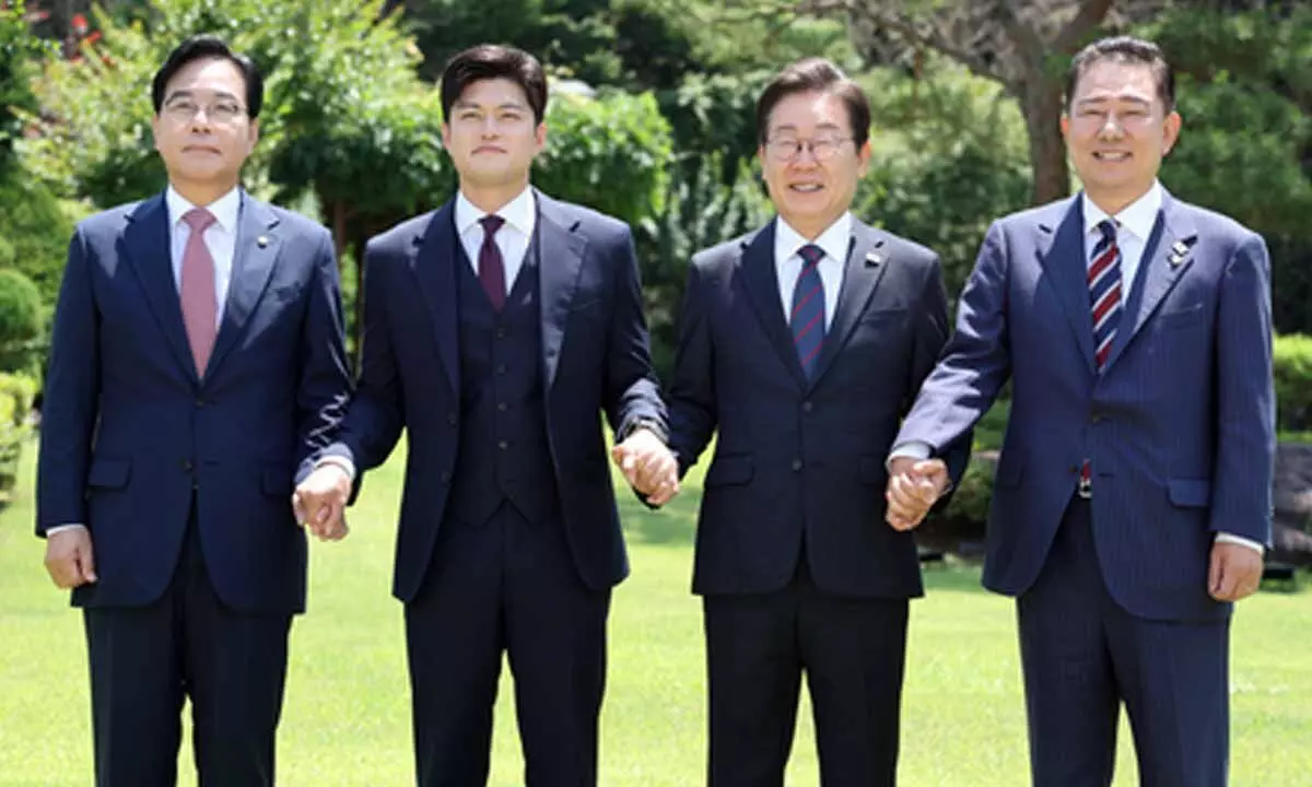 South Korean President Lee meets with leaders of ruling, opposition parties South Korean President Lee meets with leaders of ruling, opposition parties