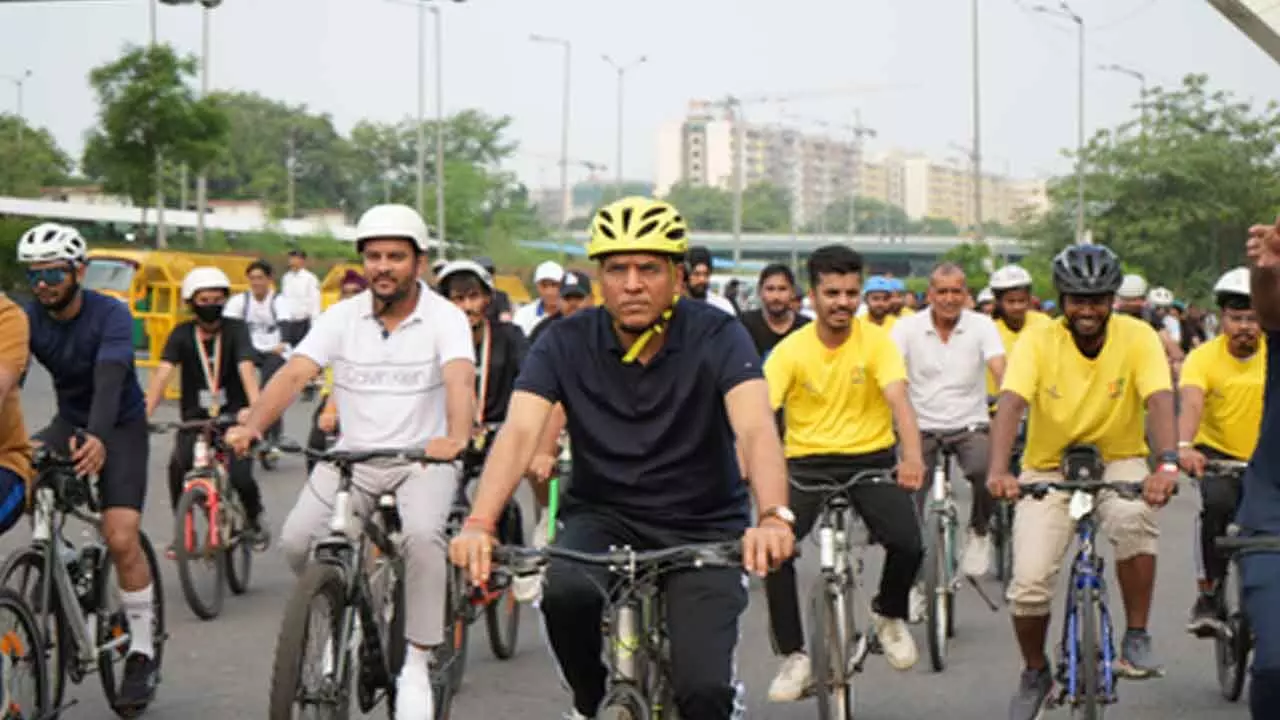 Sports Minister Mandaviya leads Fit India Sundays on Cycle in New Delhi Sports Minister Mandaviya leads Fit India Sundays on Cycle in New Delhi