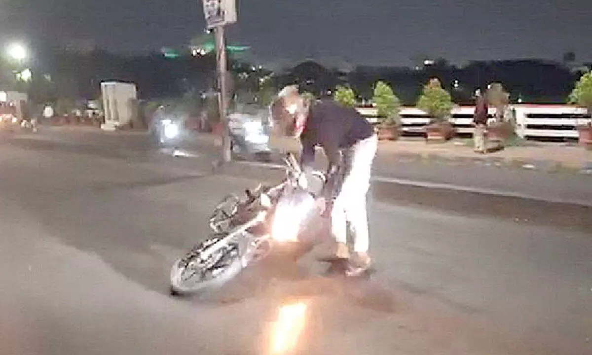 Slippery road turning into death trap for commuters Slippery road turning into death trap for commuters