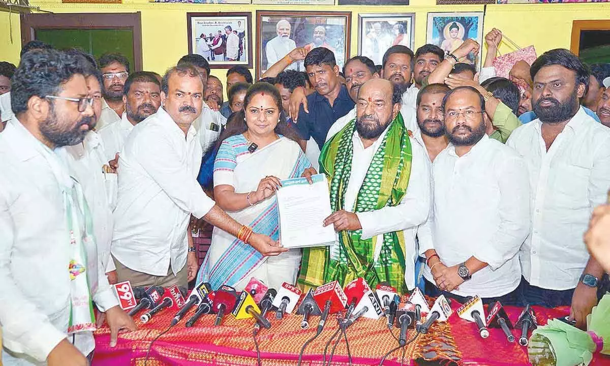 BJP MP Krishnaiah urges BCs to support Kavitha in ‘Rail Roko’ BJP MP Krishnaiah urges BCs to support Kavitha in ‘Rail Roko’