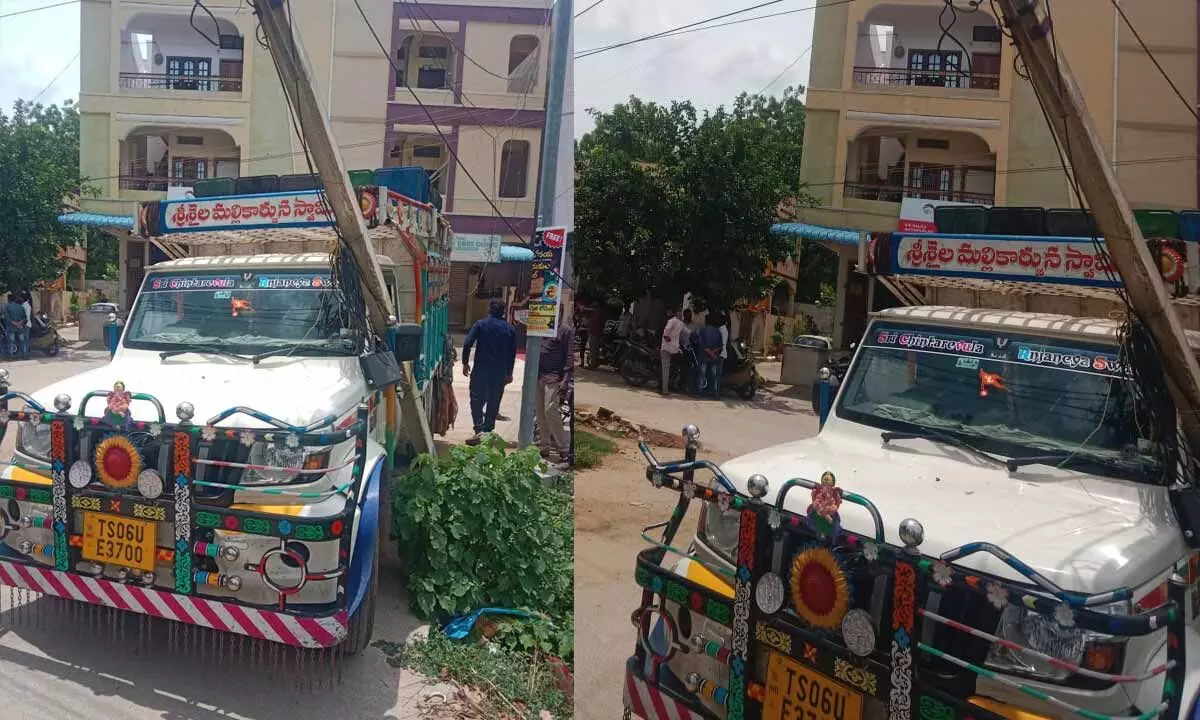 Accident Averted as Bolero Crashes into Electric Pole Near Sathya Sai Vidya Mandir in Gadwal Accident Averted as Bolero Crashes into Electric Pole Near Sathya Sai Vidya Mandir in Gadwal