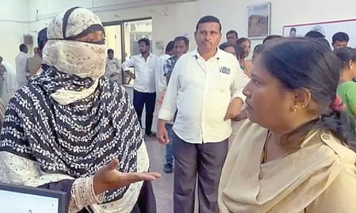 Woman alleges AR constable cheated her, files plaint Woman alleges AR constable cheated her, files plaint