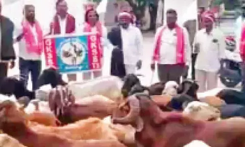 Golla Kurma leaders stage novel protest at Gandhi Bhavan